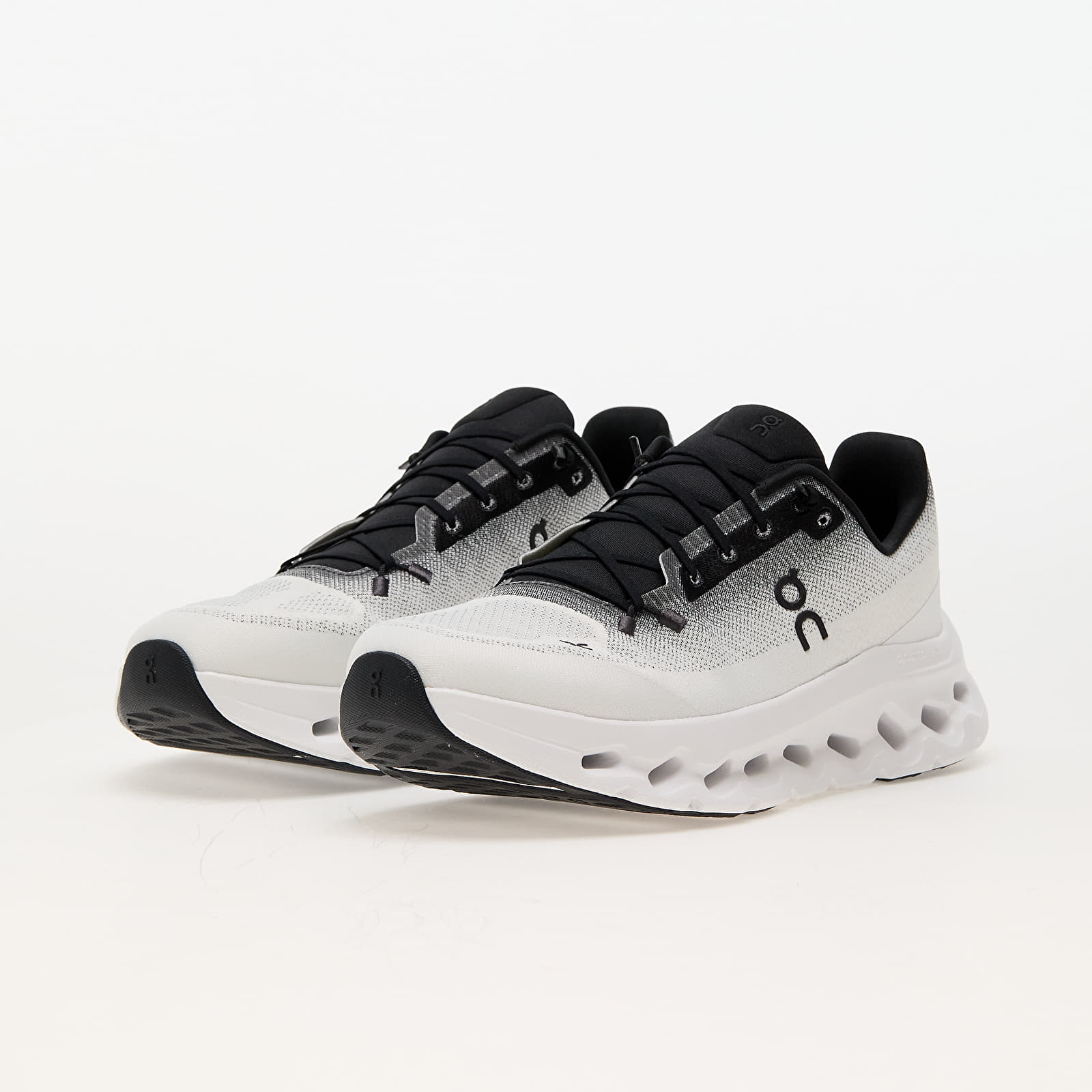 On M Cloudtilt Unisex | Black / Ivory